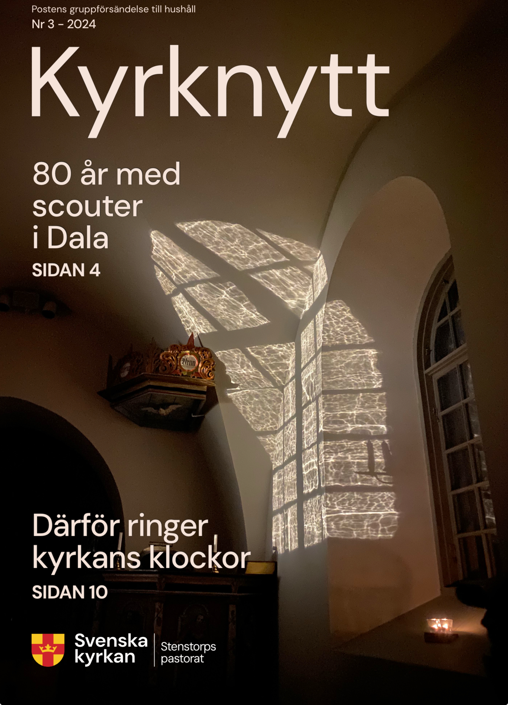 Skuggan av ett kyrkfönster faller på väggen i en kyrka 