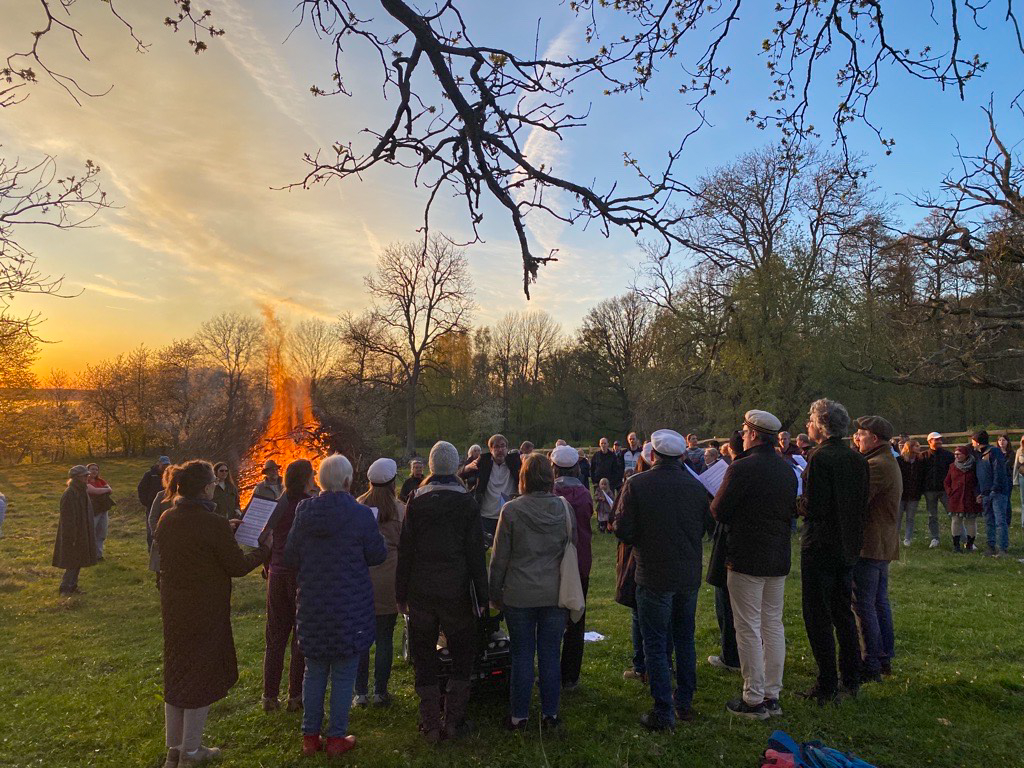 Majbrasa och ett antal personer som sjunger