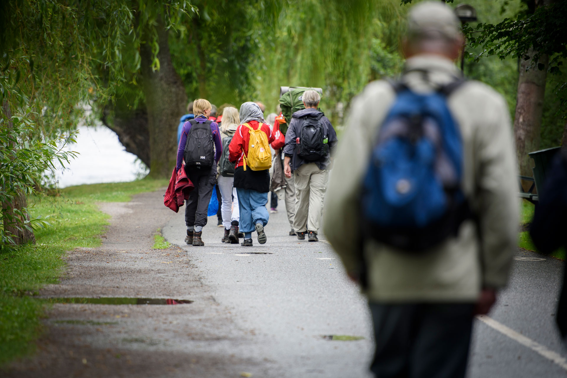 Människor som vandrar i grupp