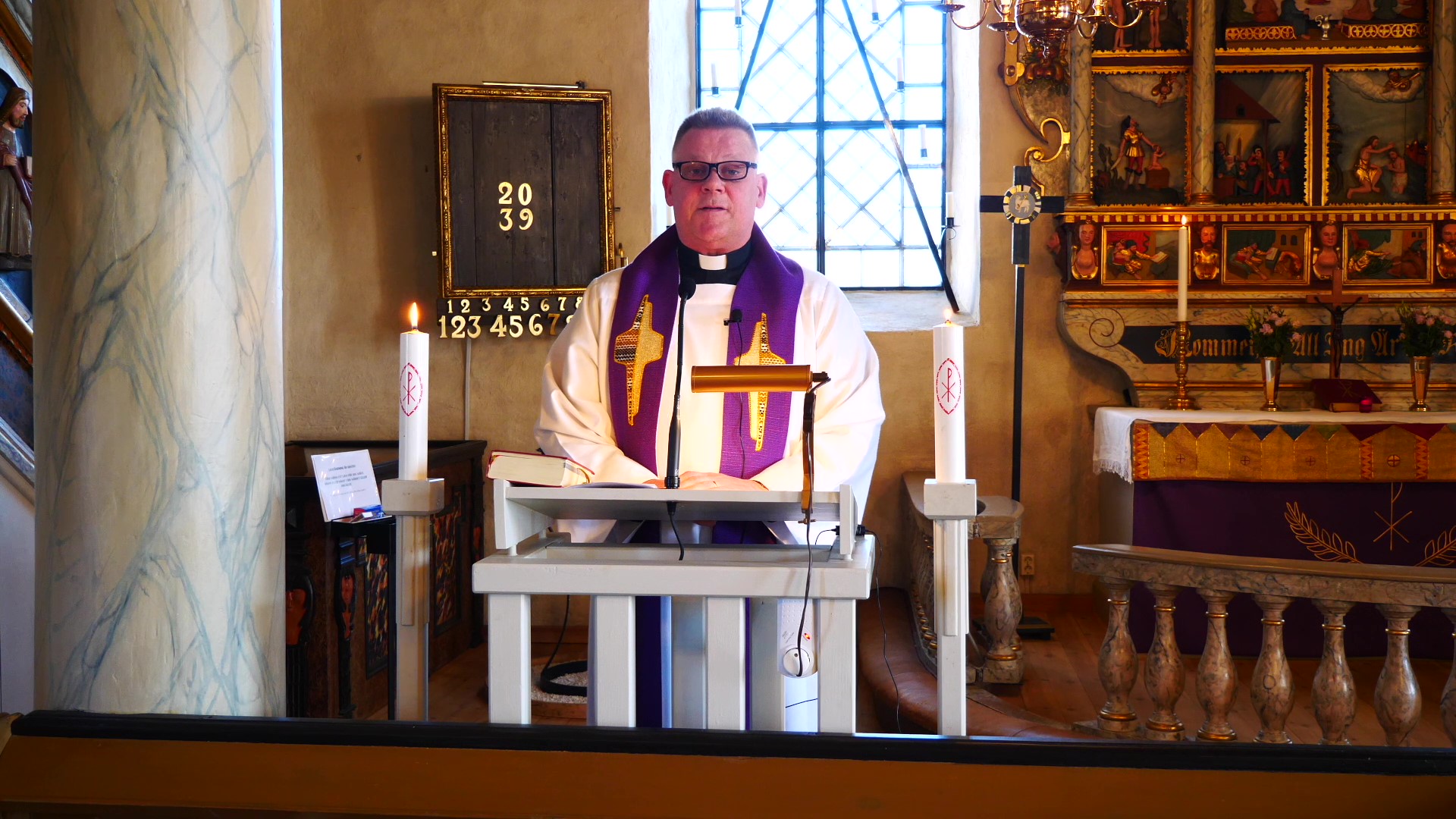 Prästen Fredrik Spolander predikar i Hakarps kyrka