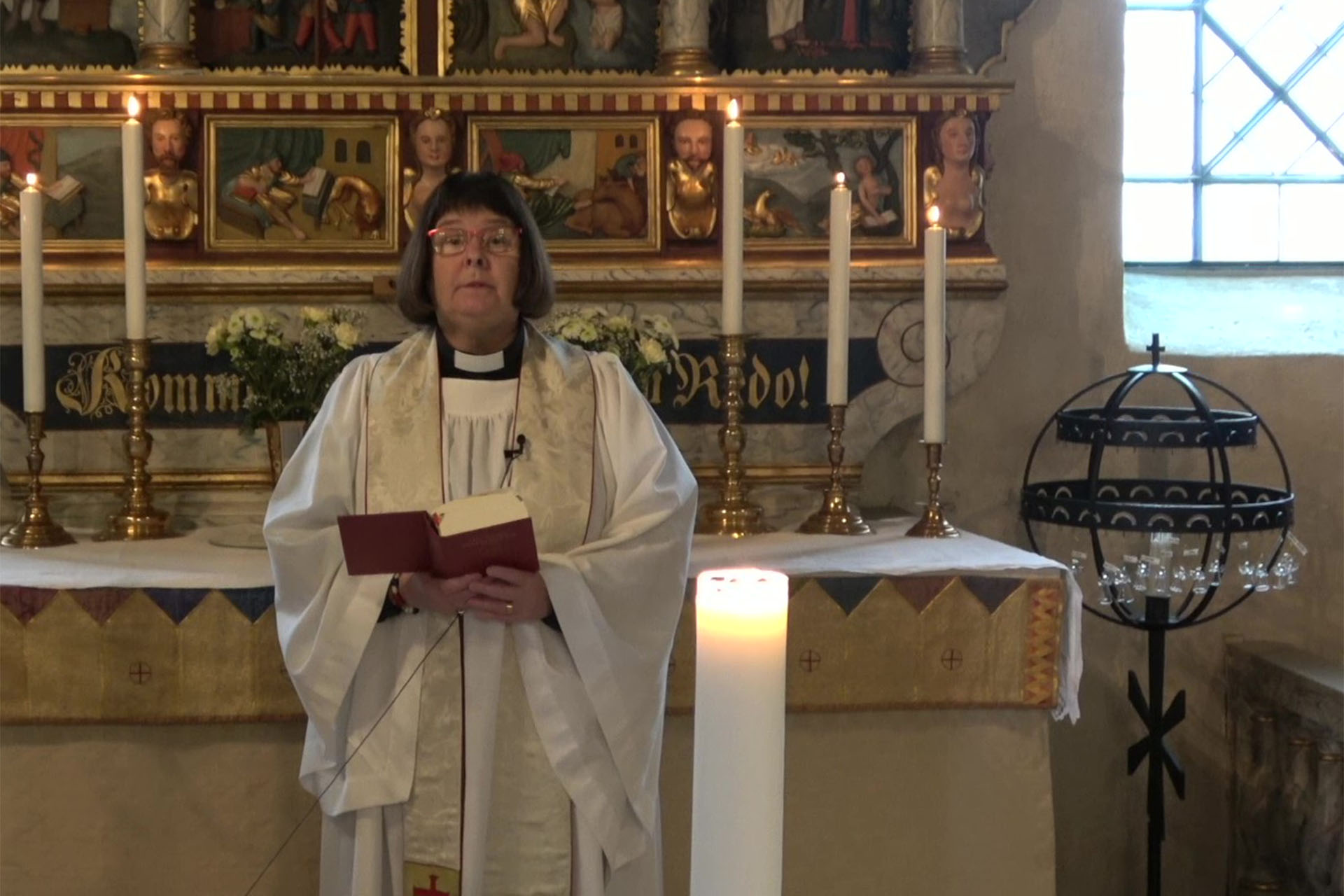 Prästen Eva Kirell framför altaret i Hakarps kyrka
