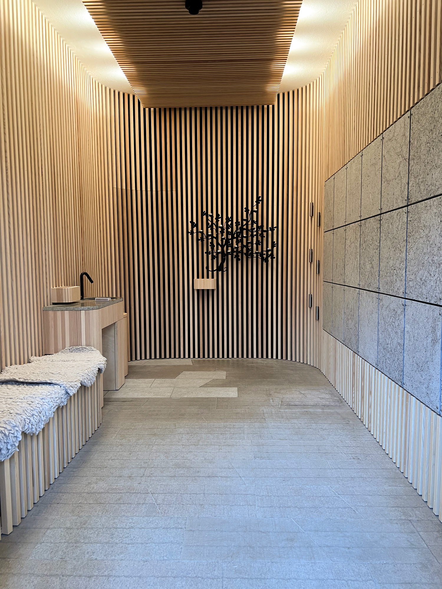 Interiör bild över kolumbariet i Bråneryd