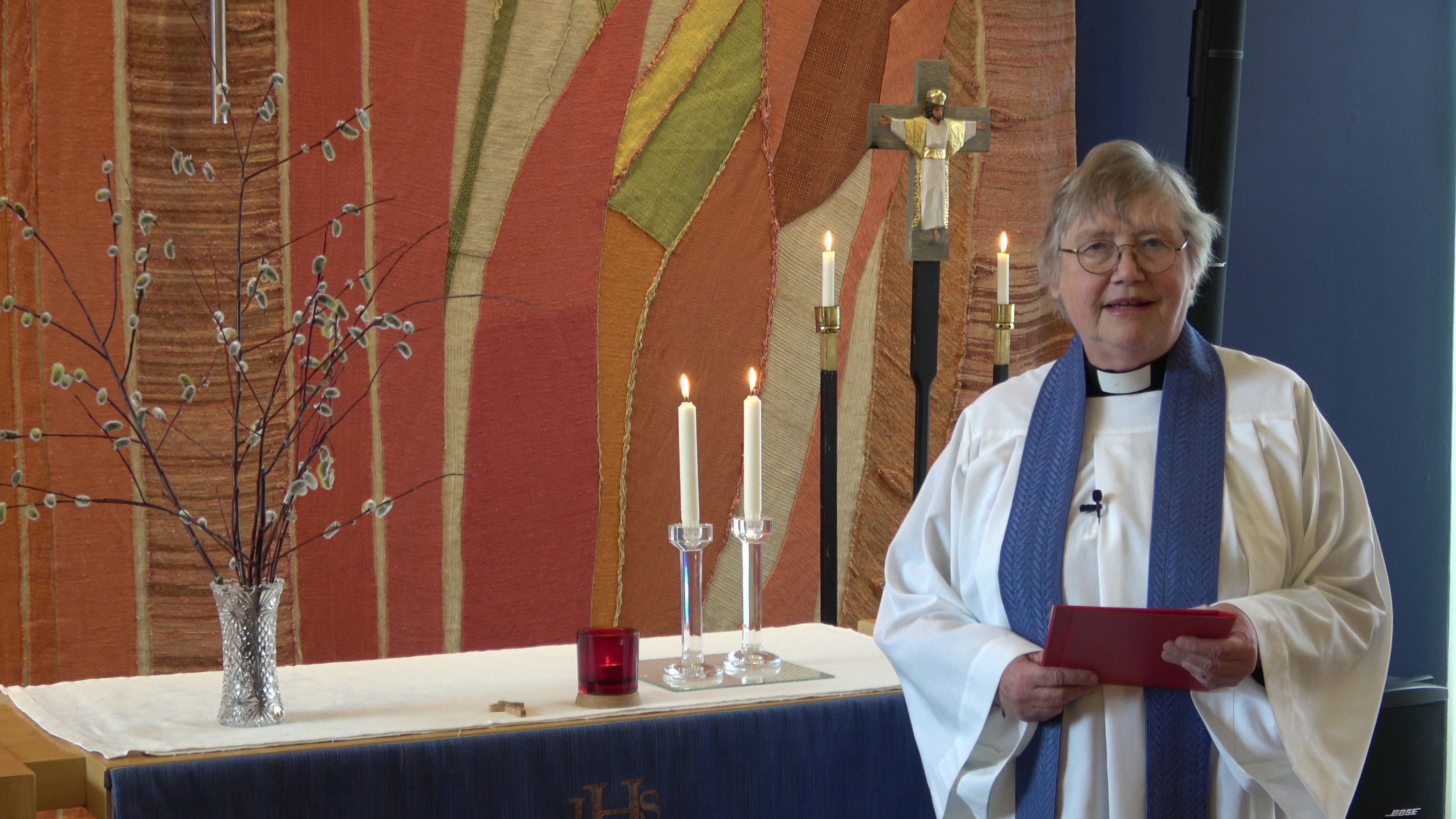 Prästen Cristina Virdung framför altaret i Öxnehagakyrkan