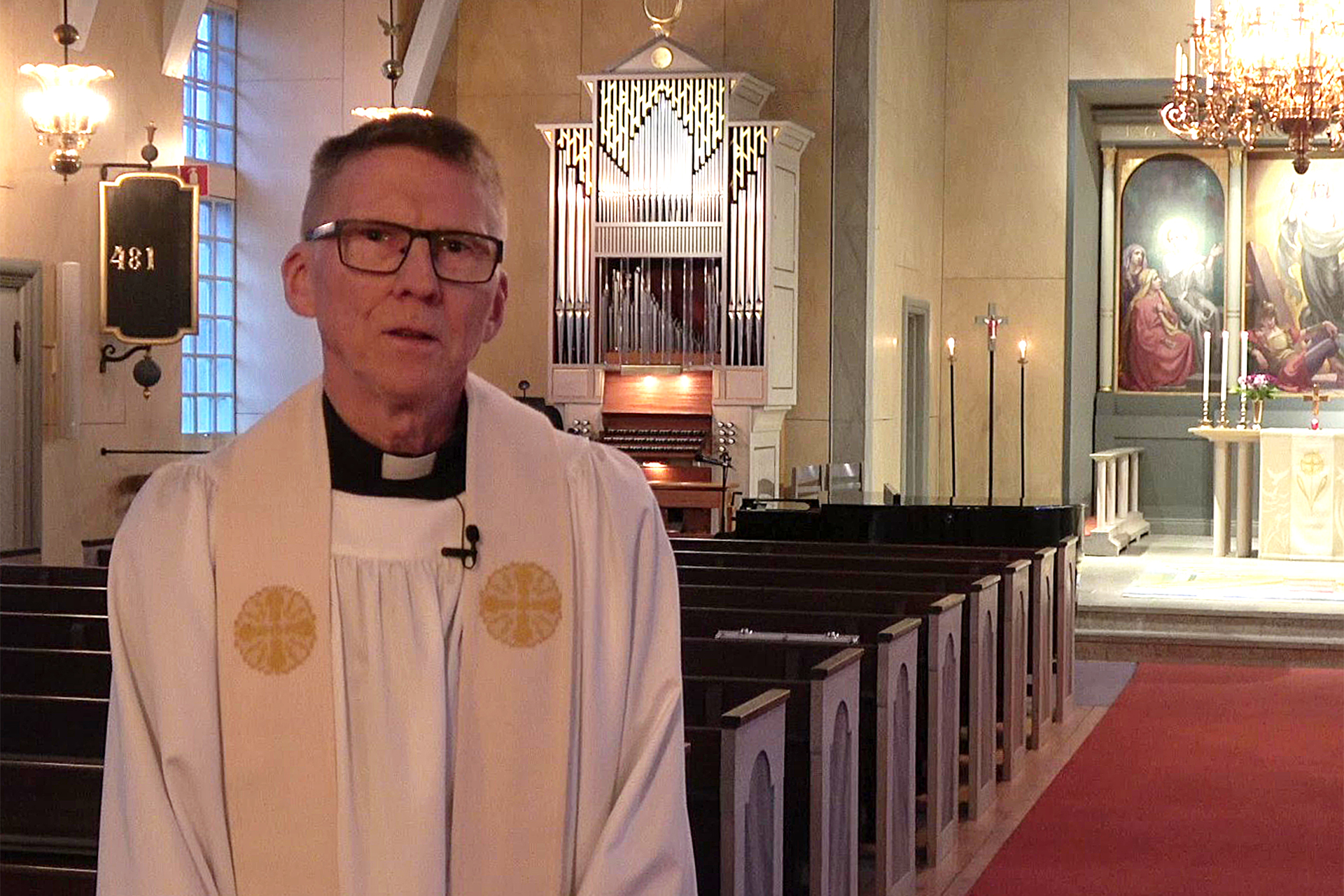 Prästen Ingemar Persson står i Huskvarna kyrka