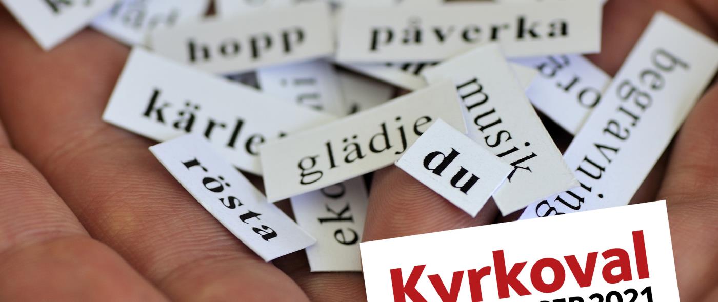 Närbild på händer som håller i små lappar med skrivna ord på.