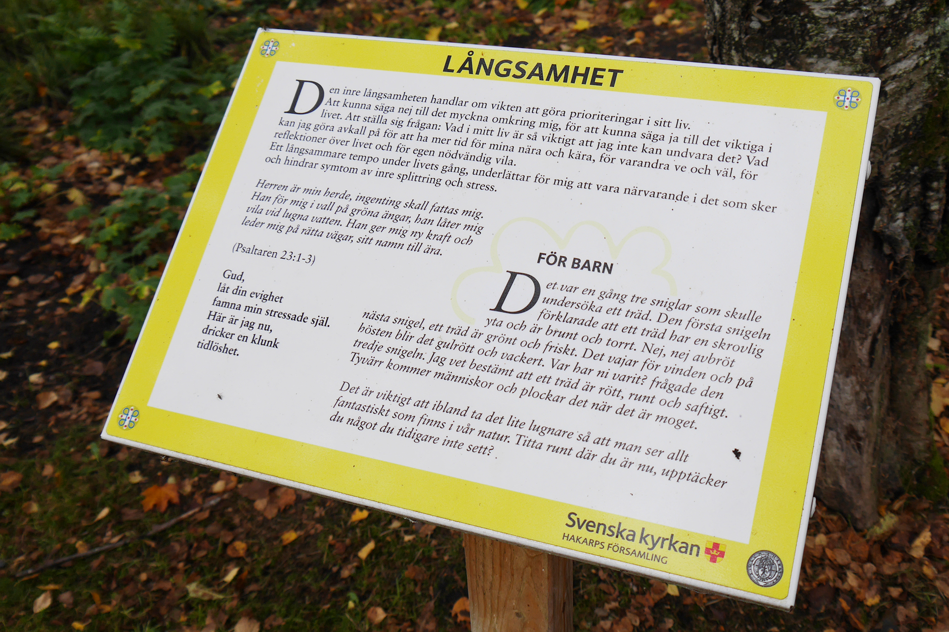 En av sju skyltar med korta betraktelser på meditationsleden Hakarps kyrkogard