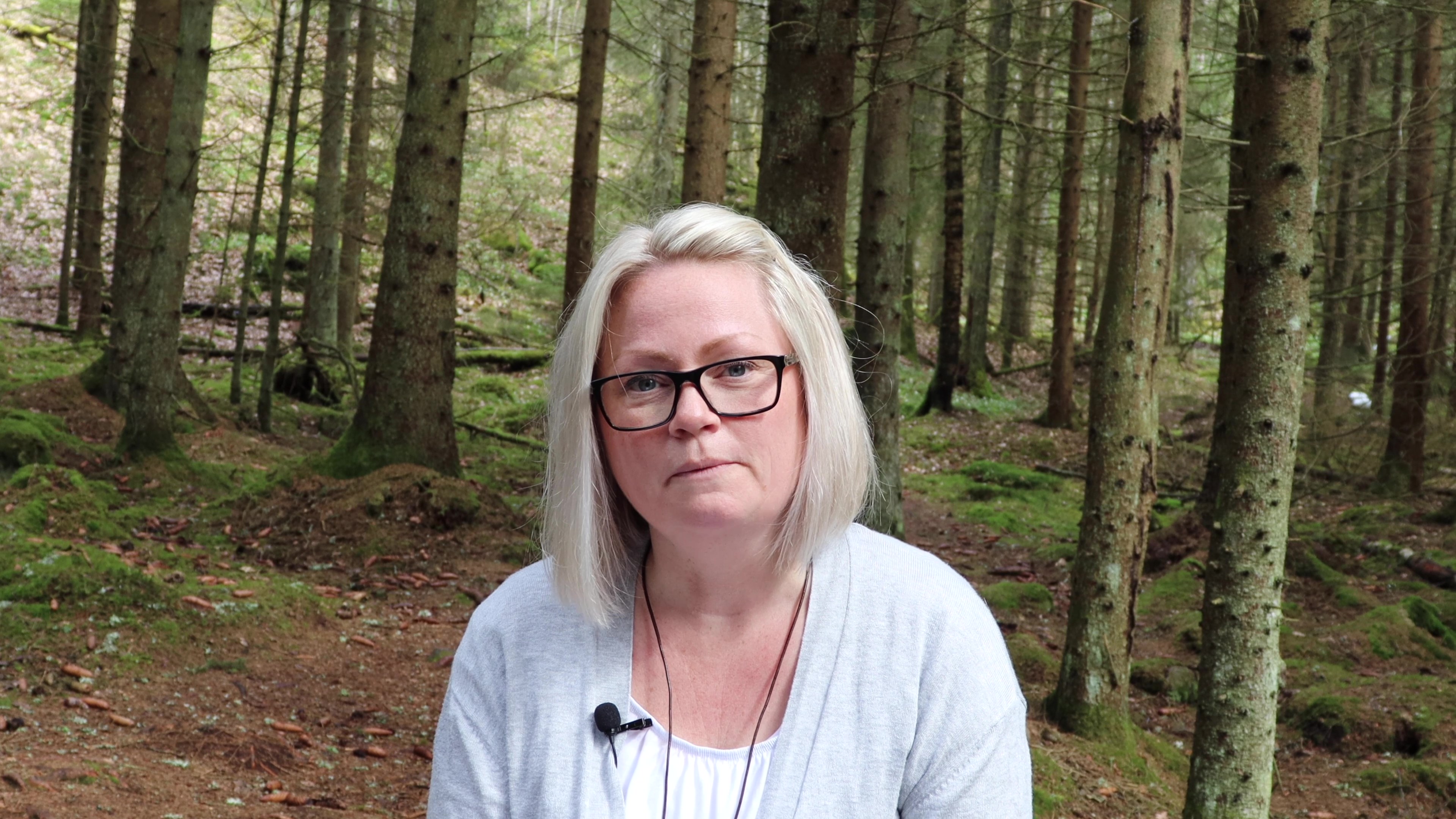 Porträtt diakoniassistent Anna Borneling i skogsmiljö
