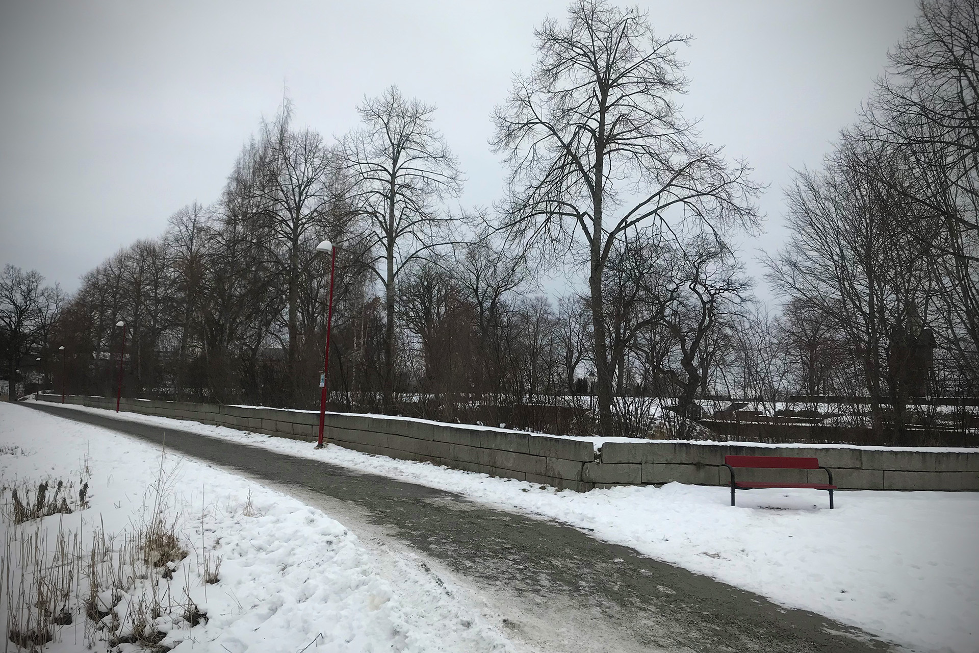 Bild på stenmur runt Huskvarna kyrkogård