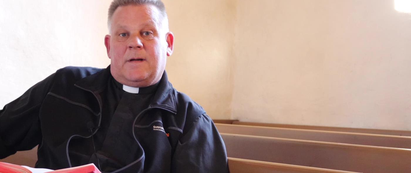 Prästen Fredrik Spolander predikar i Hakarps kyrka