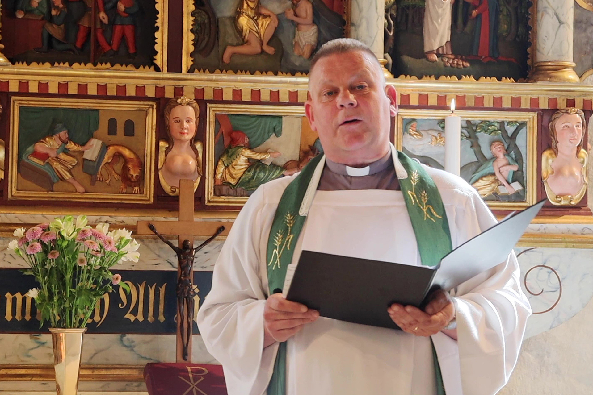 Prästen Fredrik Spolander predikar i Hakarps kyrka