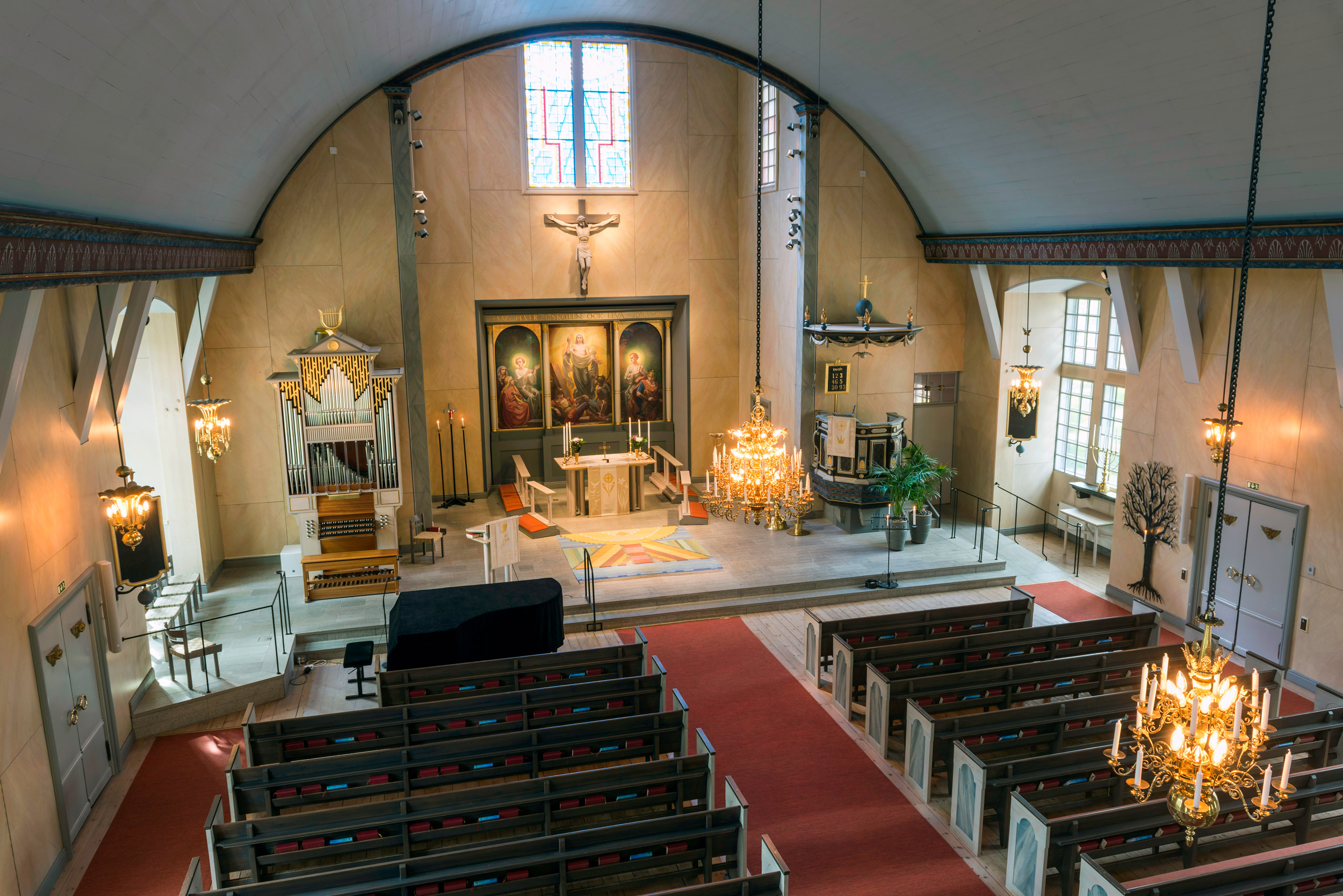 Huskvarna kyrkas bänkar och altare sett från läktarens vänstra sida