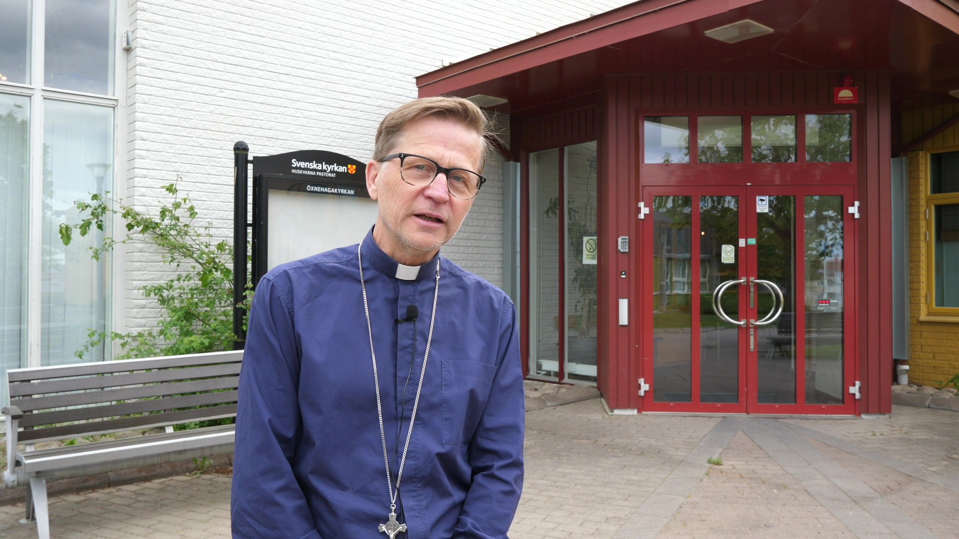 Prästen Kjell Gustafsson står utanför Öxnehagakyrkans entré