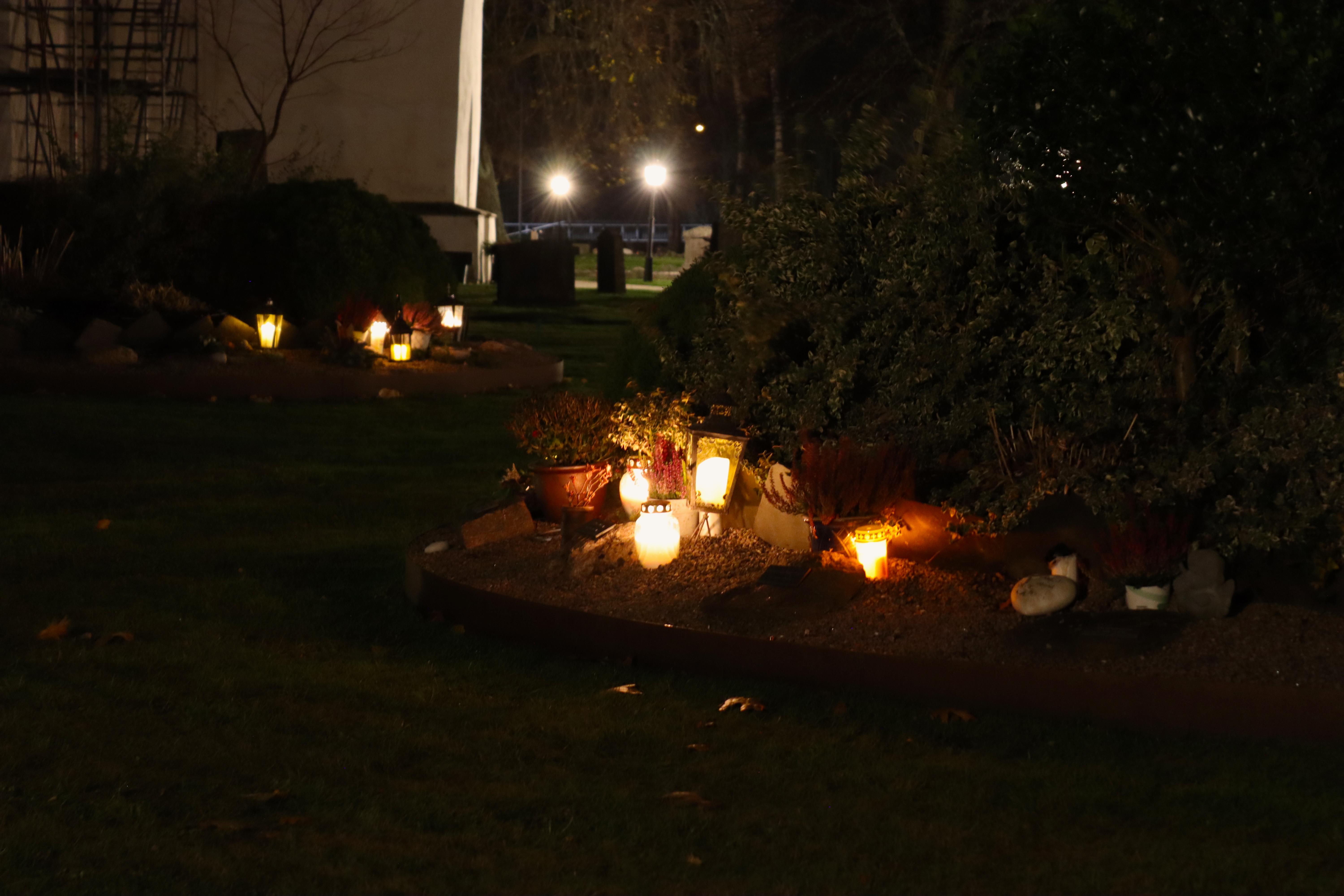 Gravlyktor lyser på Lyrestads kyrkogård