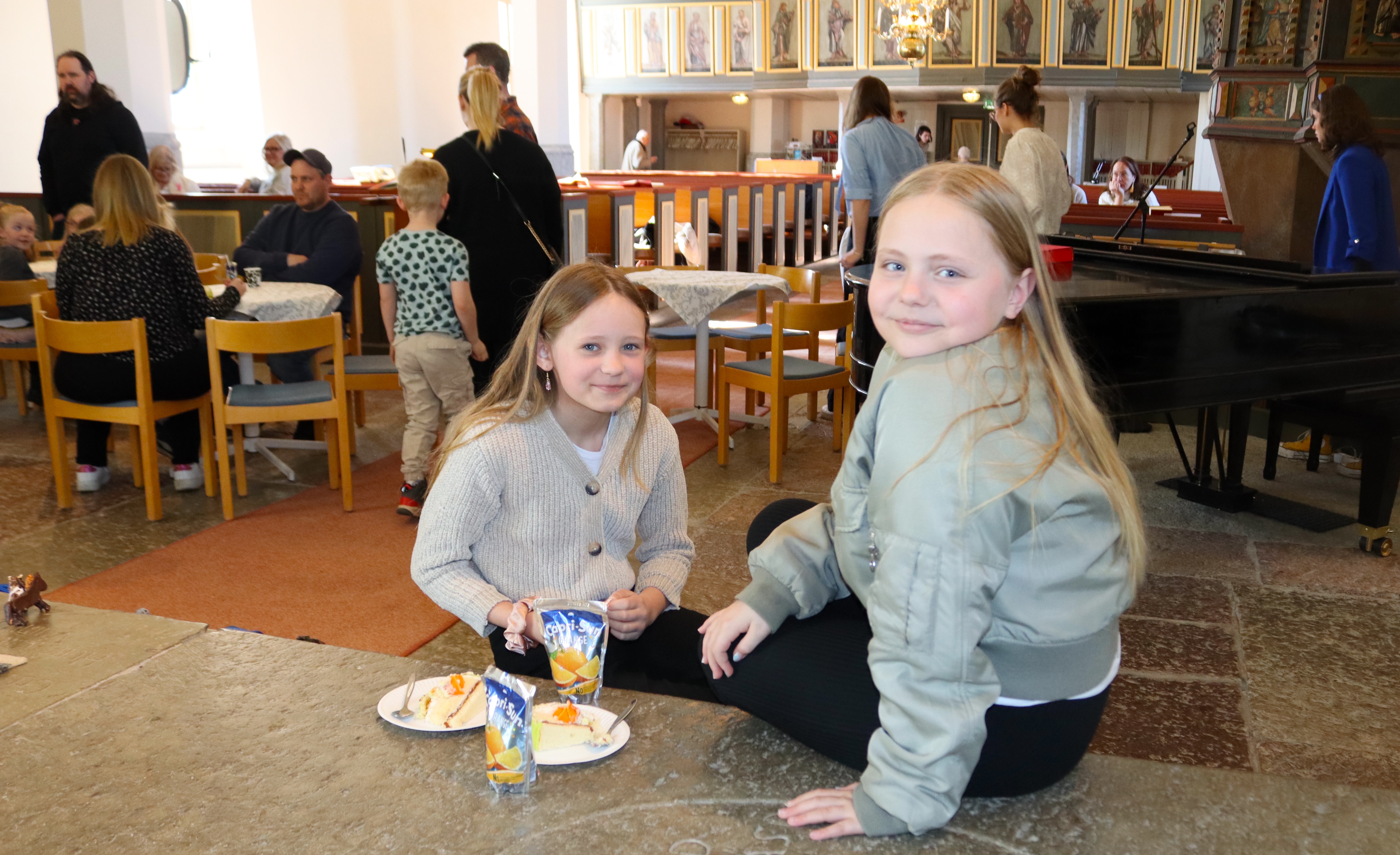 Folk i olika åldrar fikar i Lyrestad kyrka