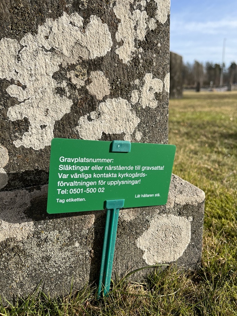 Släktingar eller närstående till gravsatta, var vänliga kontakta kyrkogårdsförvaltningen för upplysningar. 0501-500 02
