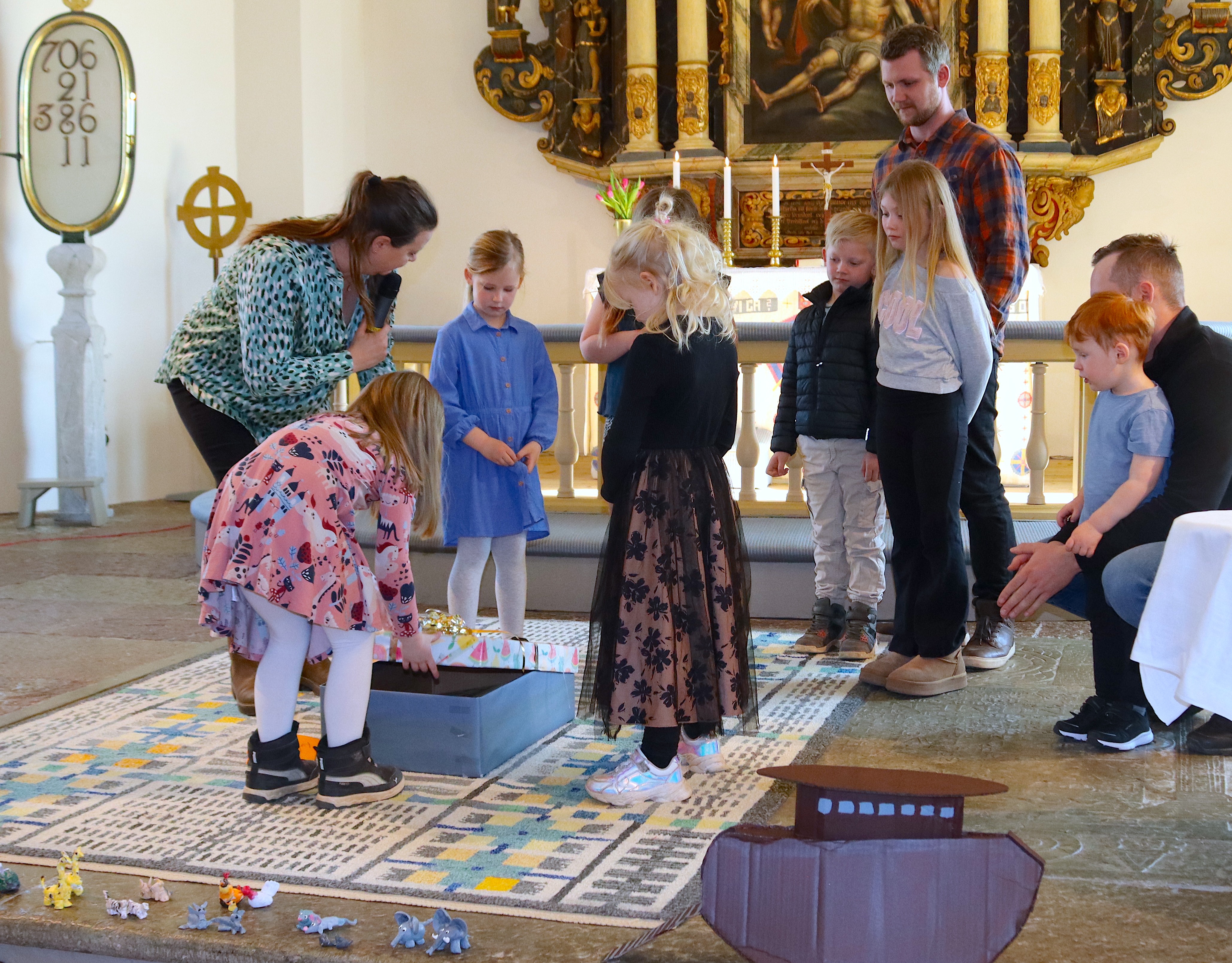 Barnen öppnar ett paket i Lyrestad kyrka