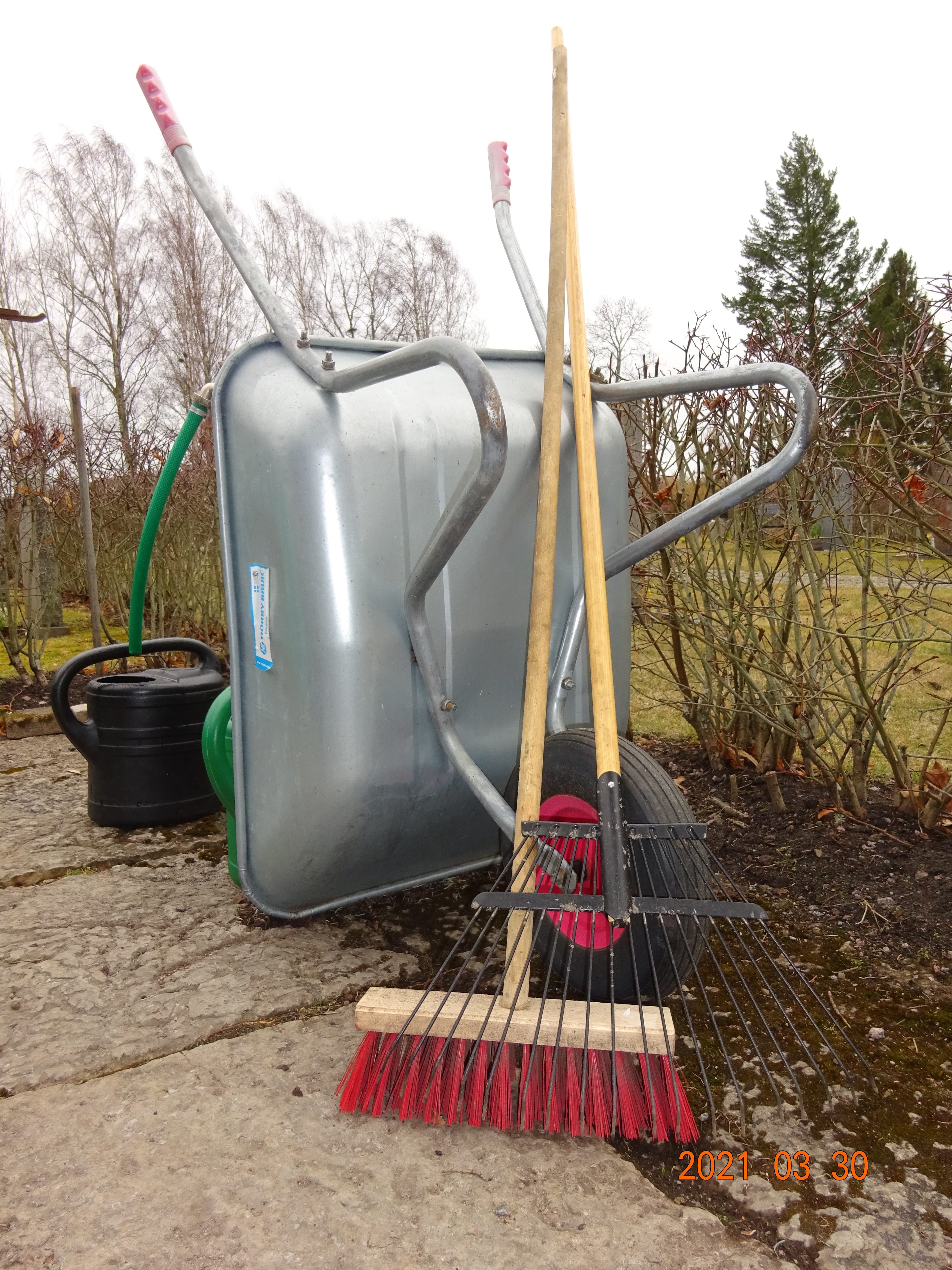 Skottkärra, räfsa, sopkvast