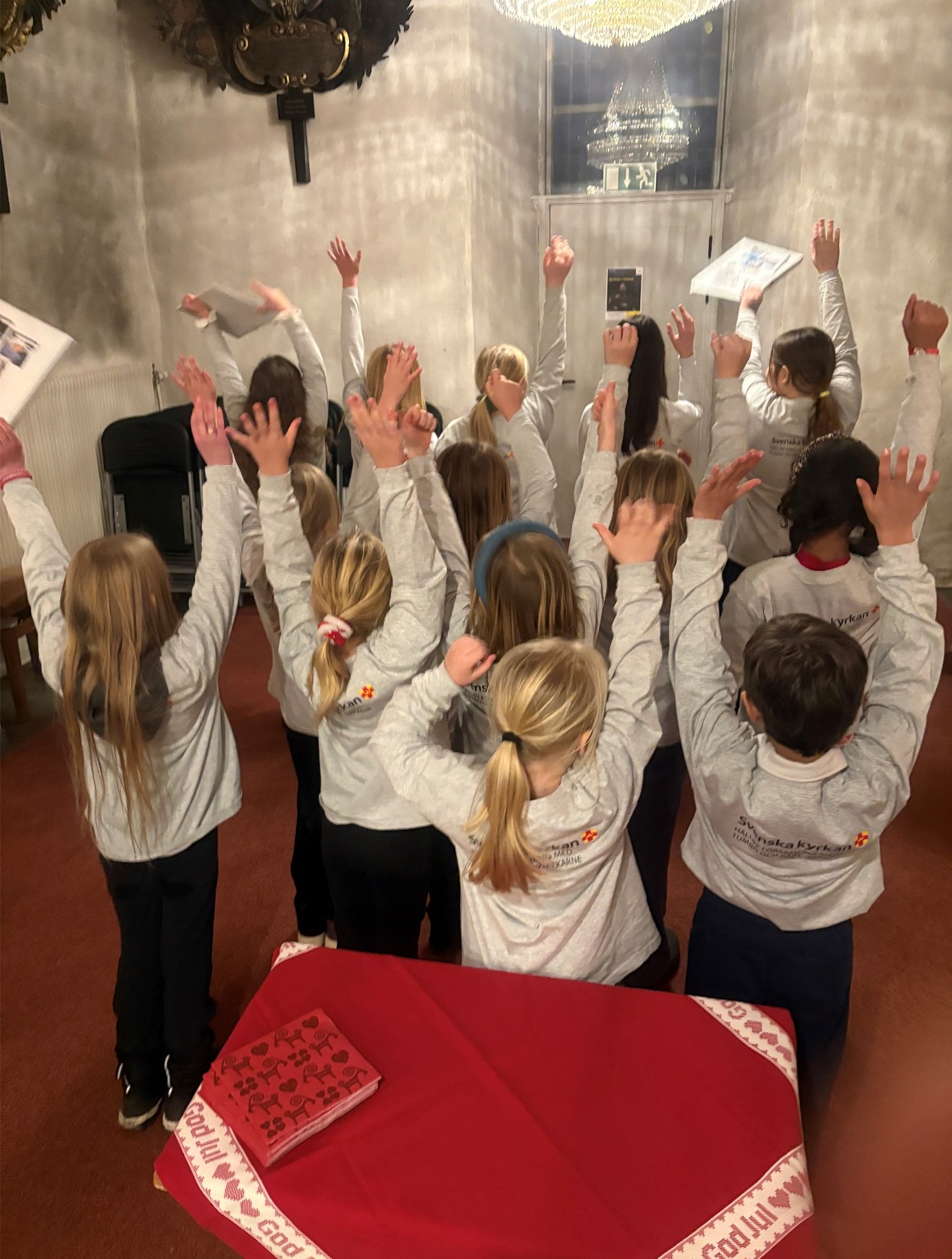 barn som sträcker upp händerna
