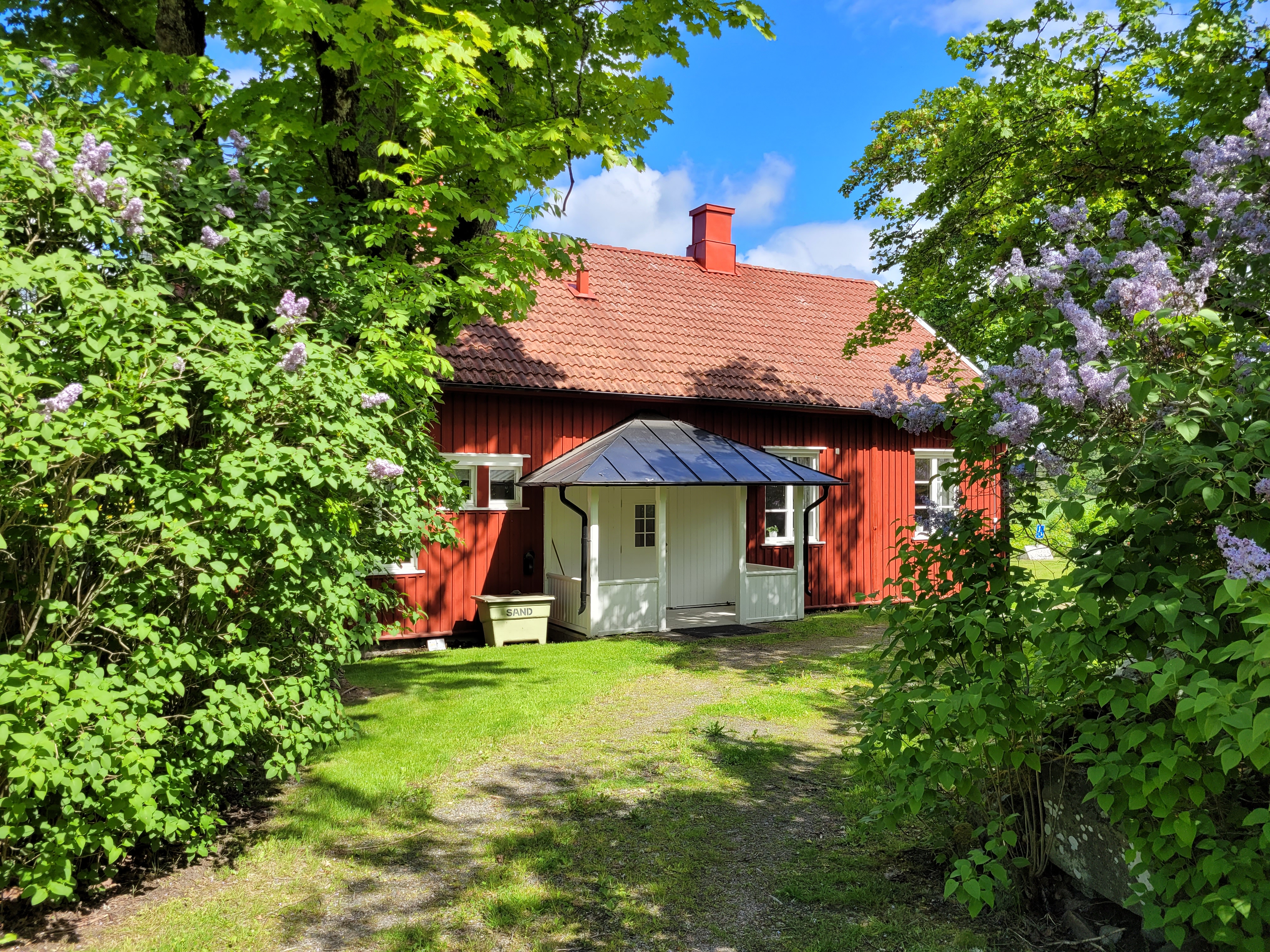Norra Björke församlingshem är en röd äldre träbyggnad.