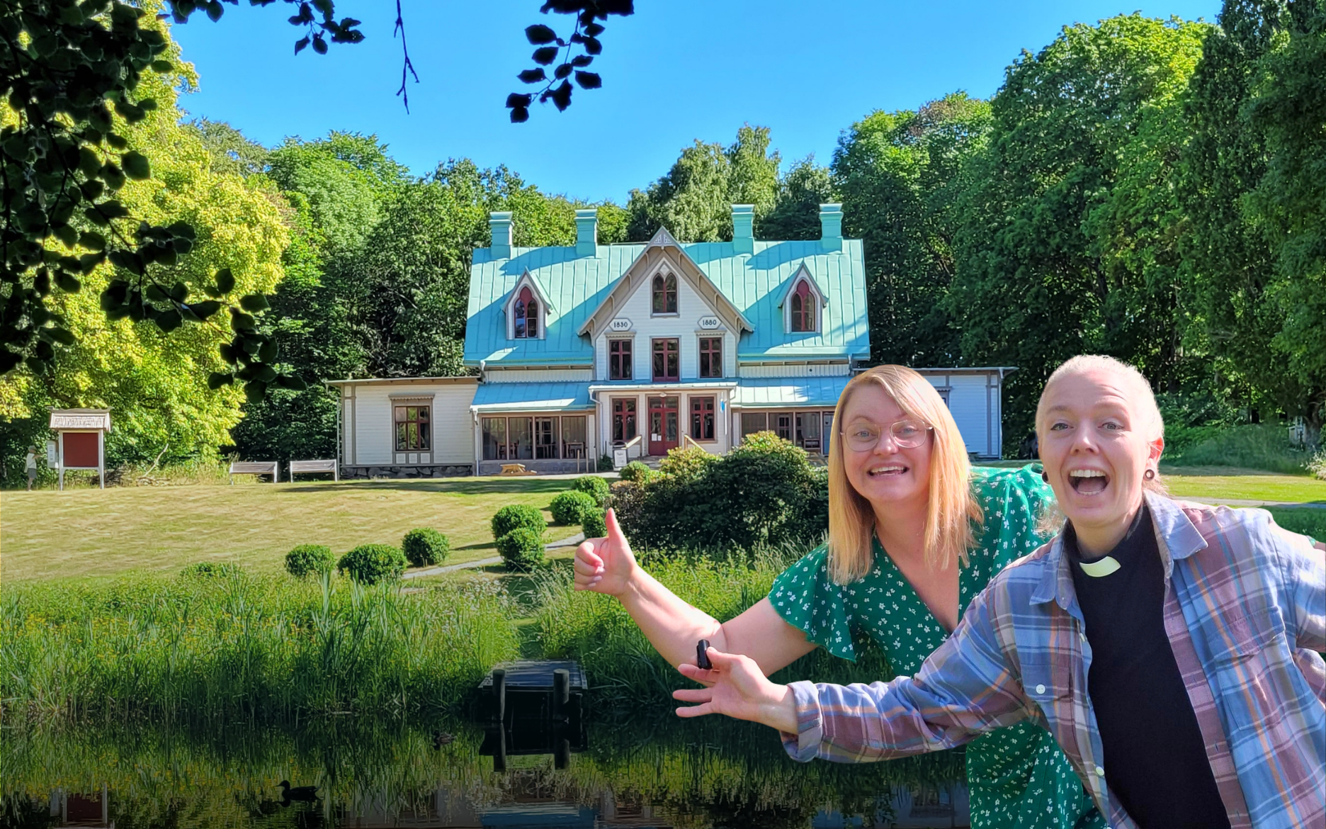 Bild på Café Villa Björkås. Ledarna Camilla och Helena står och ler framför huset.