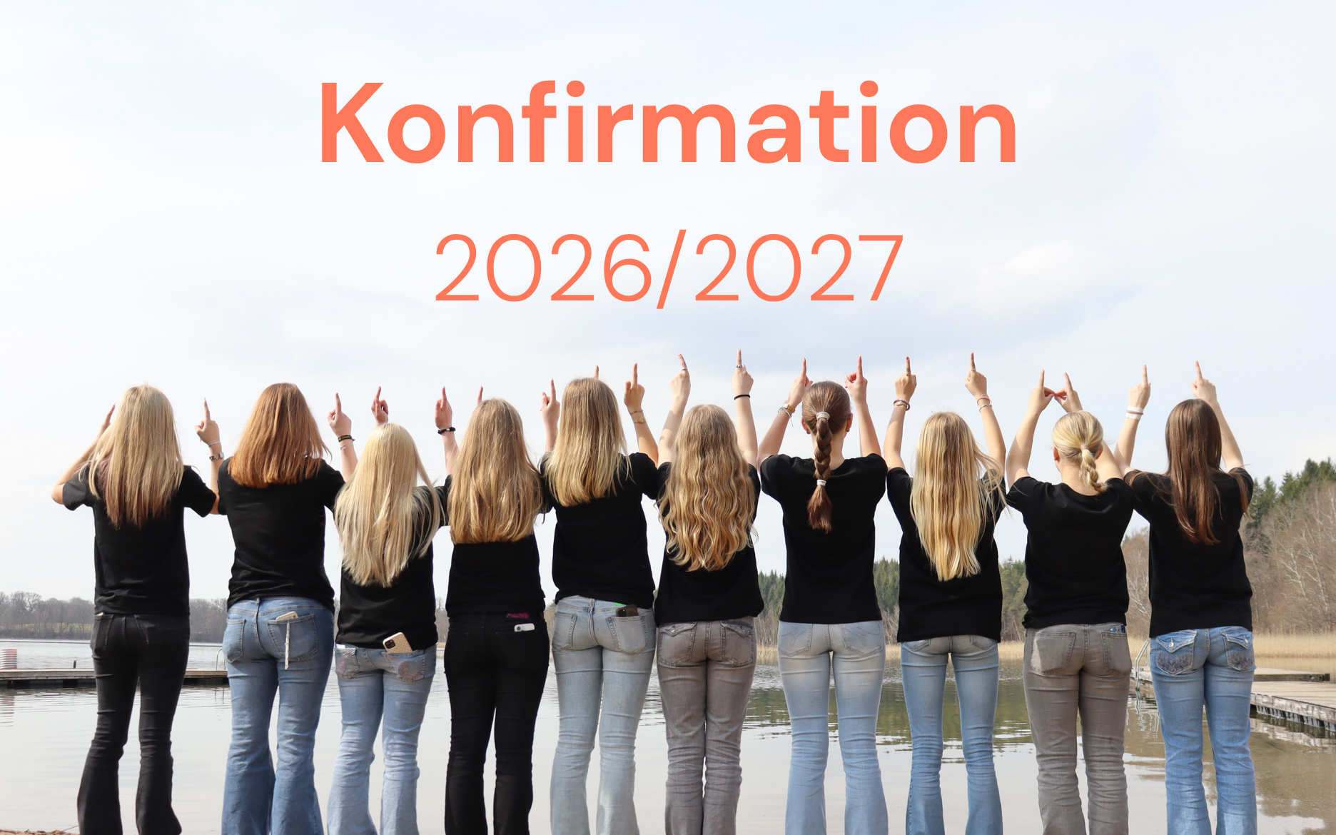 Bild på konfirmander som pekar på texten "konfirmation 2026/2027"