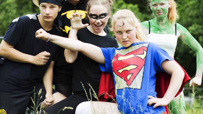 Ungdomar utklädda till superhjältar