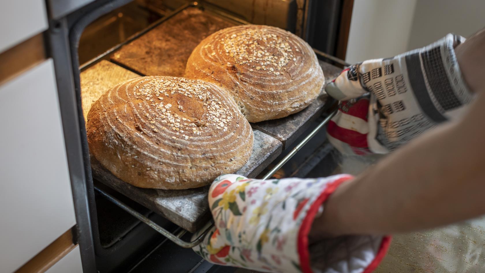 Nygräddat bröd tas ut ur ugnen.