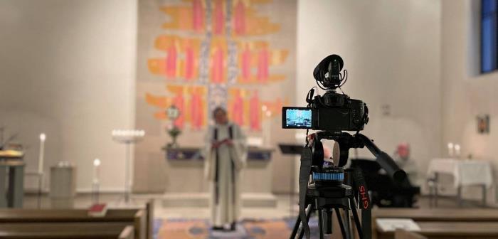 Om du inte kan eller vill fira gudstjänst i kyrkan, kan du fira en gudstjänst hemma. Här hittar du våra digitala gudstjänster.