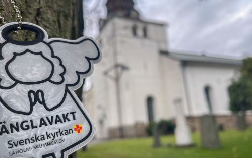 En skyddsängel/reflex framför S:t Clemens kyrka i Laholm