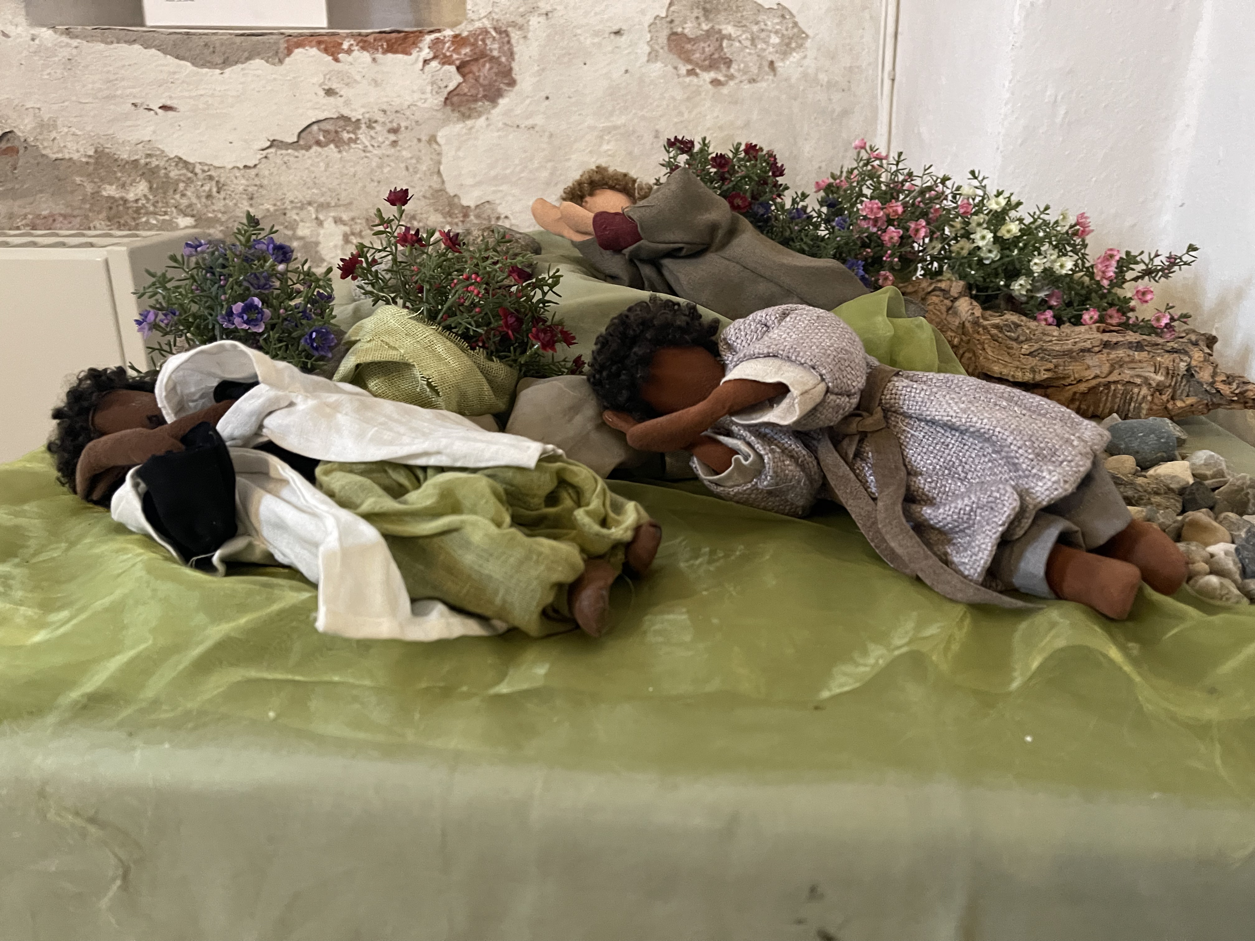 Lärjungarna ligger och sover i Getsemane trädgård