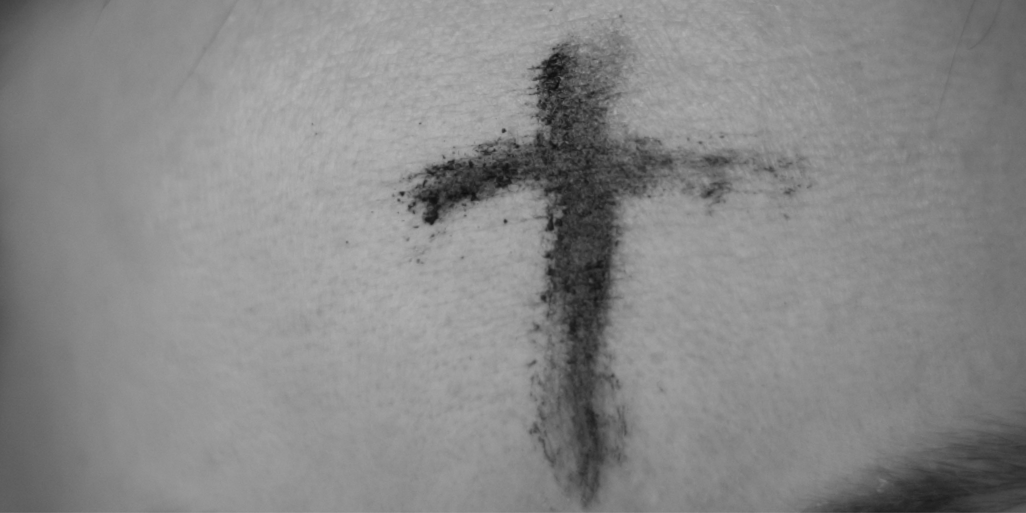 Kors ritat i kvinnas panna i samband med askonsdagsmässa. 