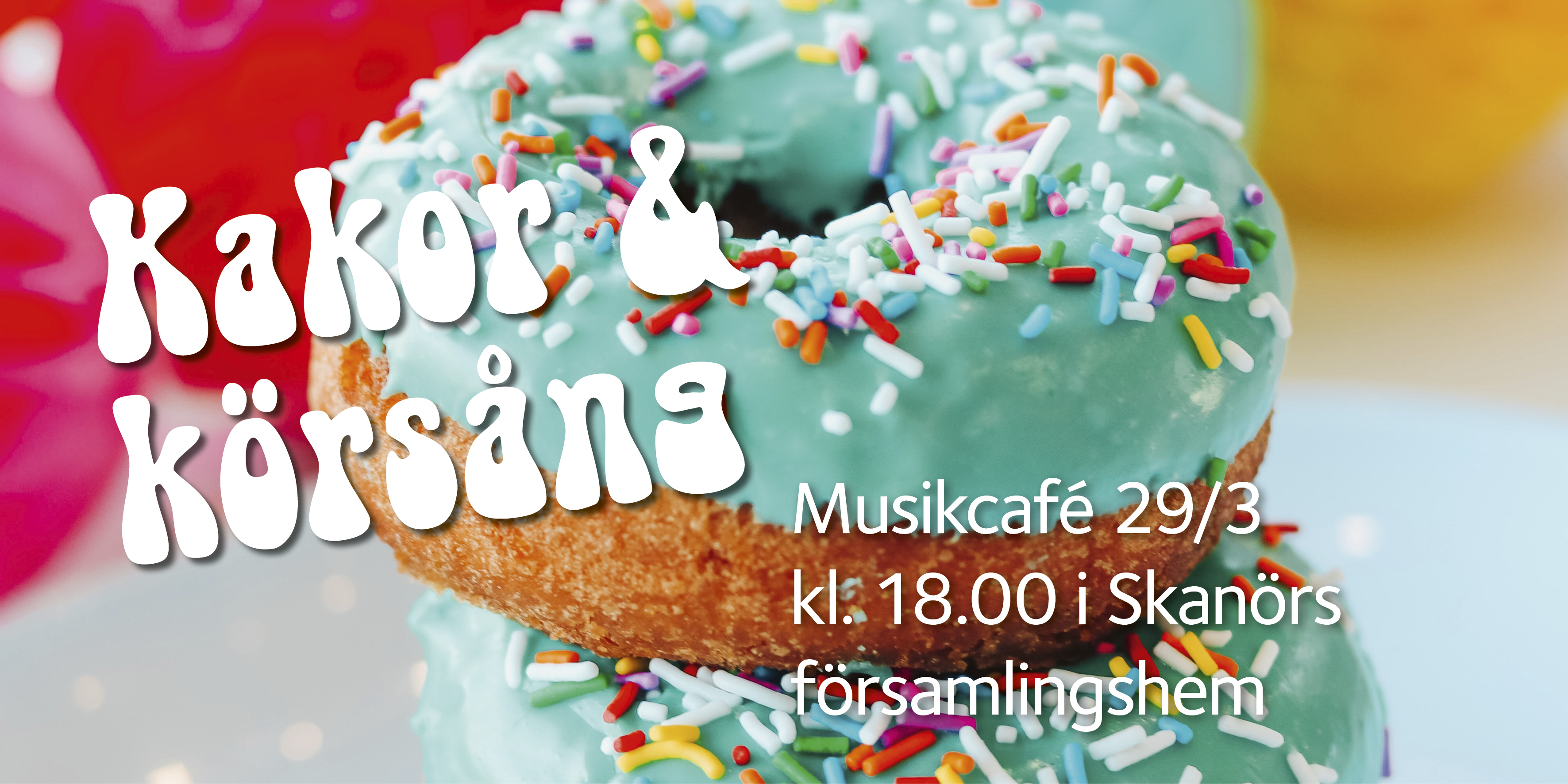 Färgglada munkar staplade på varandra med texten ”Kakor och körsång”.