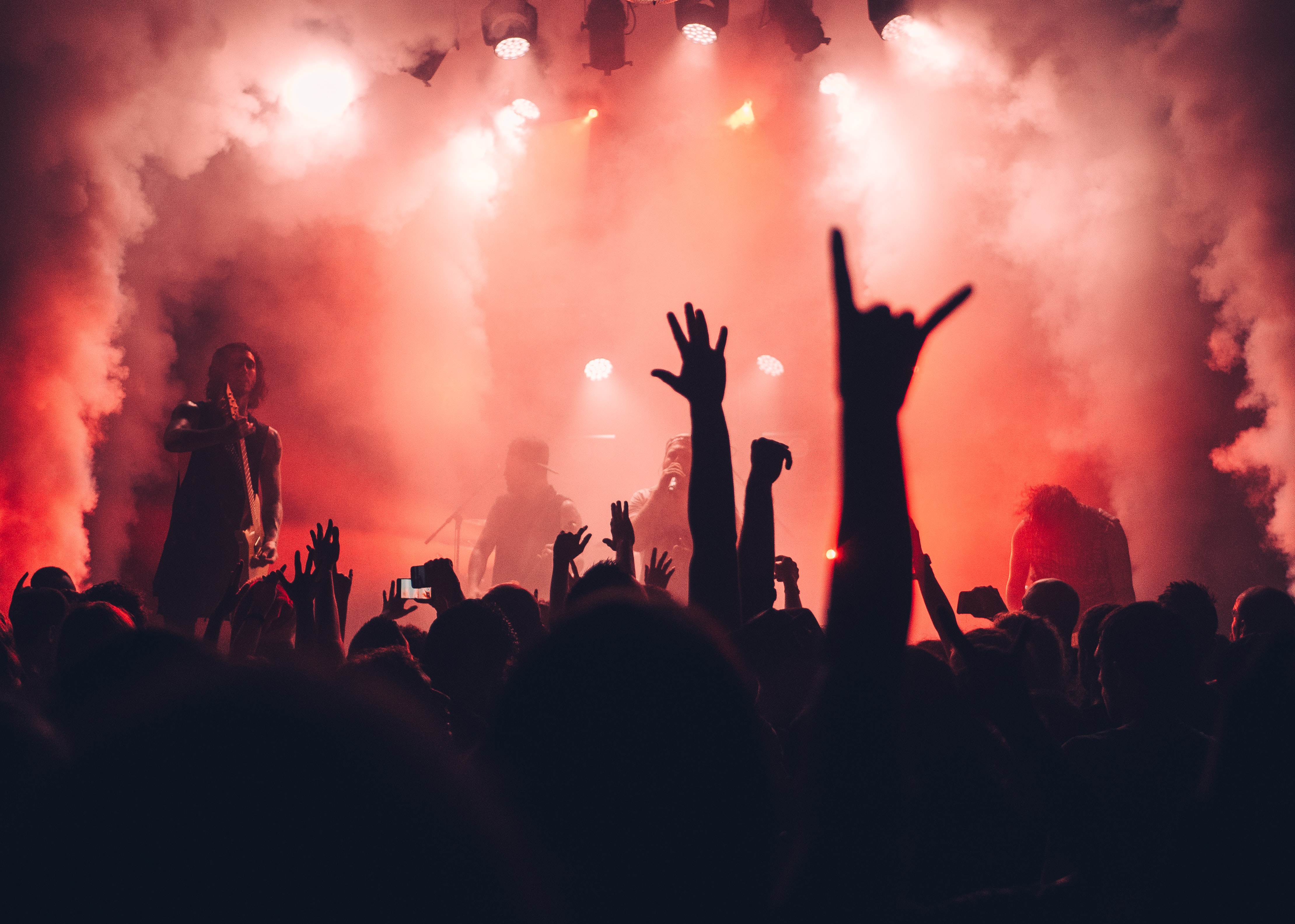 Rockkonsert med händer i luften.