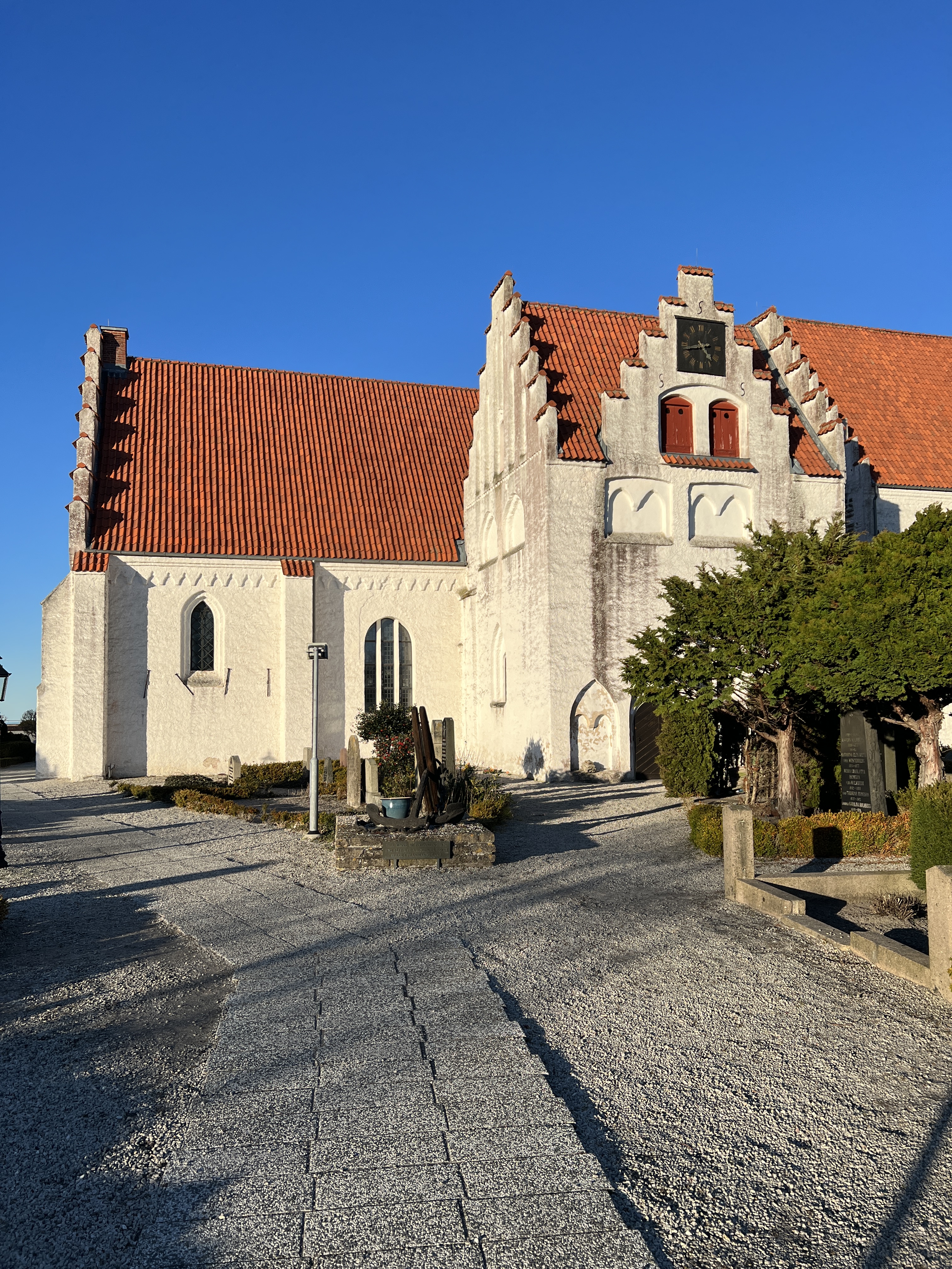 Skanörs kyrka en vacker vinterdag med strålande sol. 