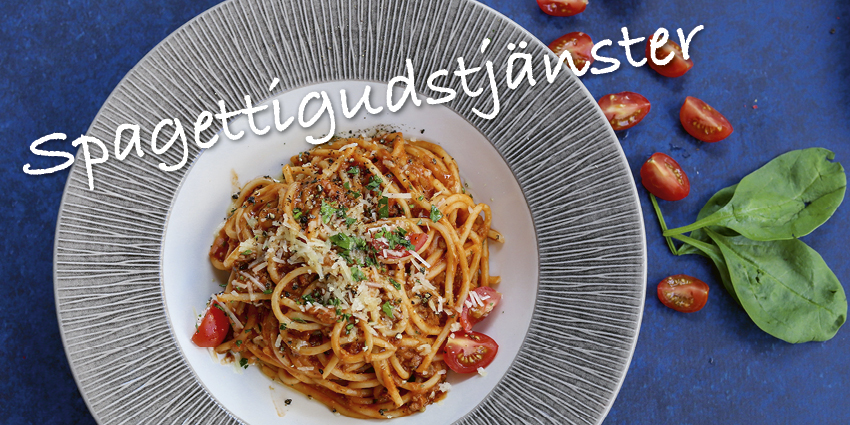 Tallrik spagetti med köttfärssås på blå duk med texten Spagettigudstjänster. 