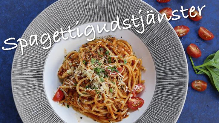 Tallrik spagetti med köttfärssås på blå duk med texten Spagettigudstjänster. 