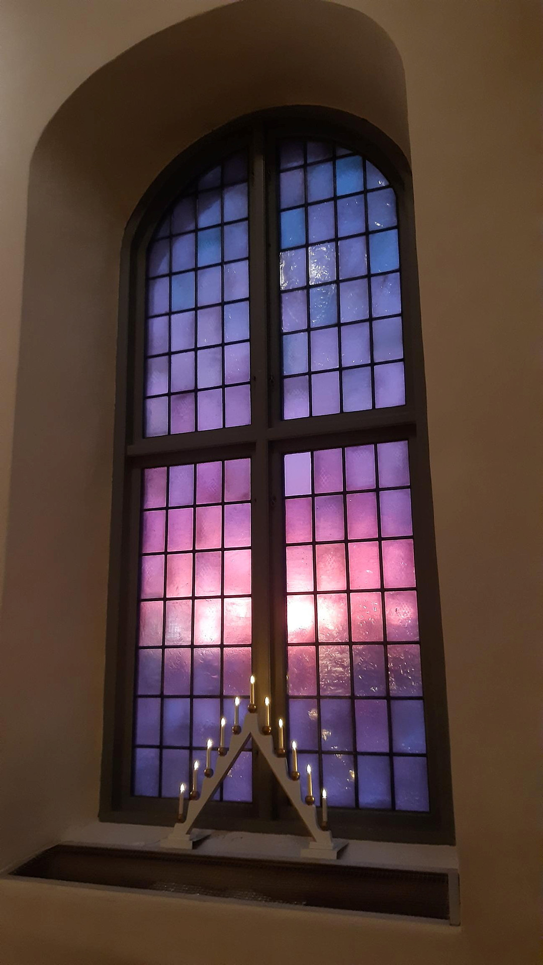 Adventsljusstake i kyrkfönster
