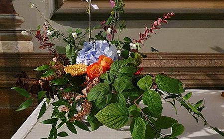 En höstbukett på altaret i Älghults kyrka