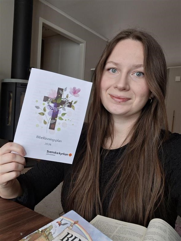Sophia visar upp den bibelläsningsplan hon gjort