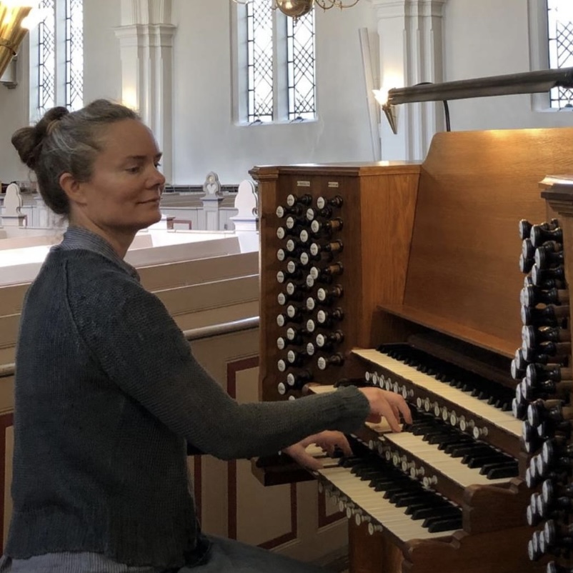 Petra Hessung spelar orgel