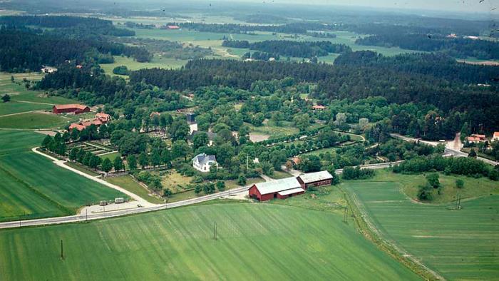 Flygfoto av Spånga kyrka två år innan Tensta börjar byggas.