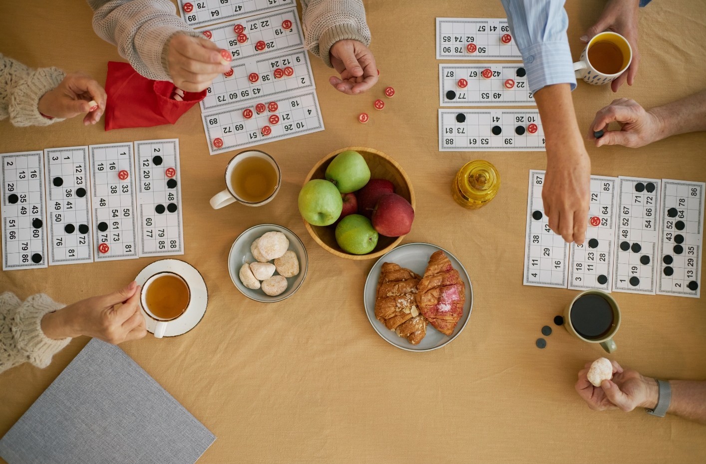 Bild på folk som fikar och spelar bingo.