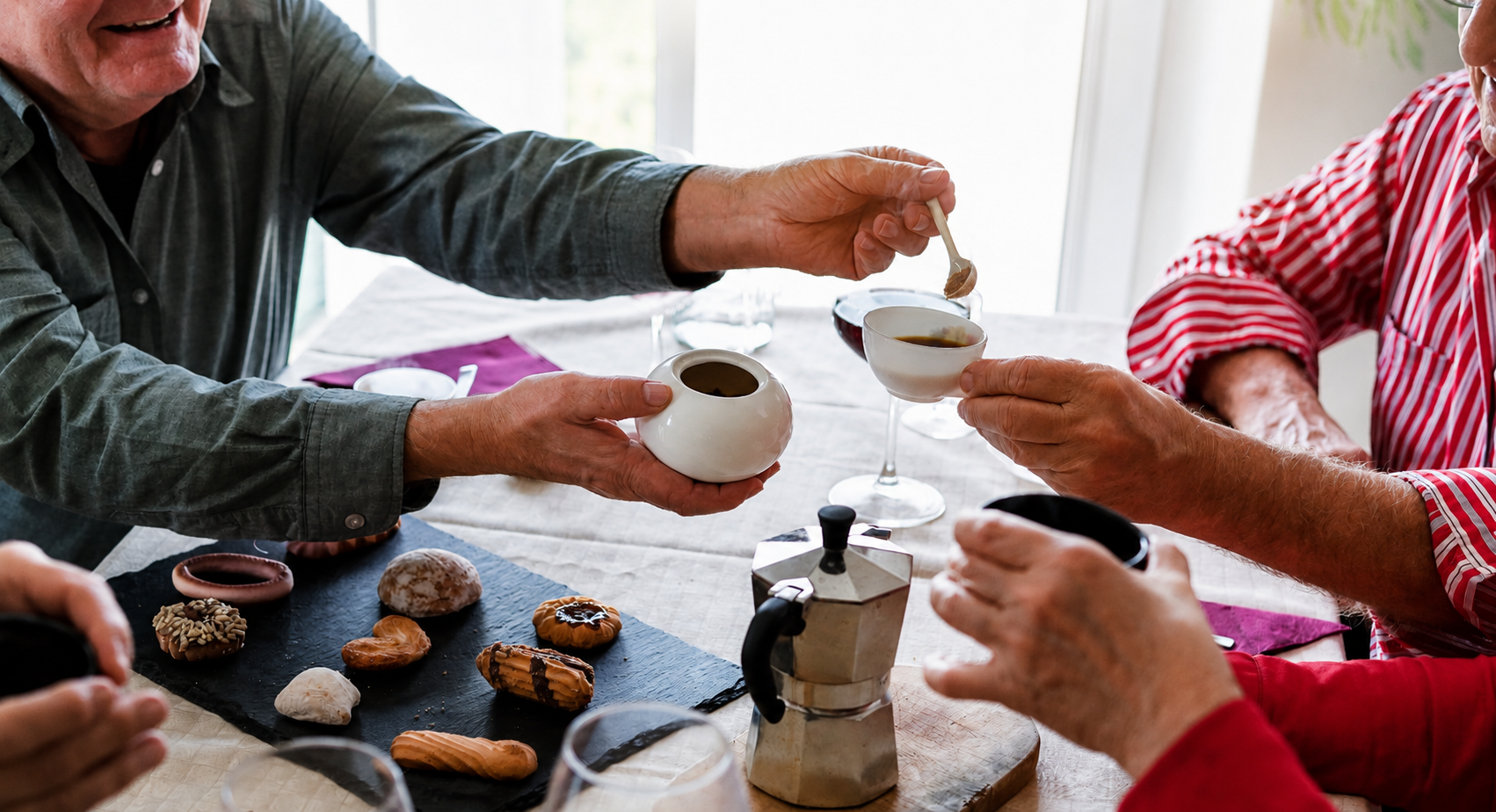 Pensionärer som sitter och fikar