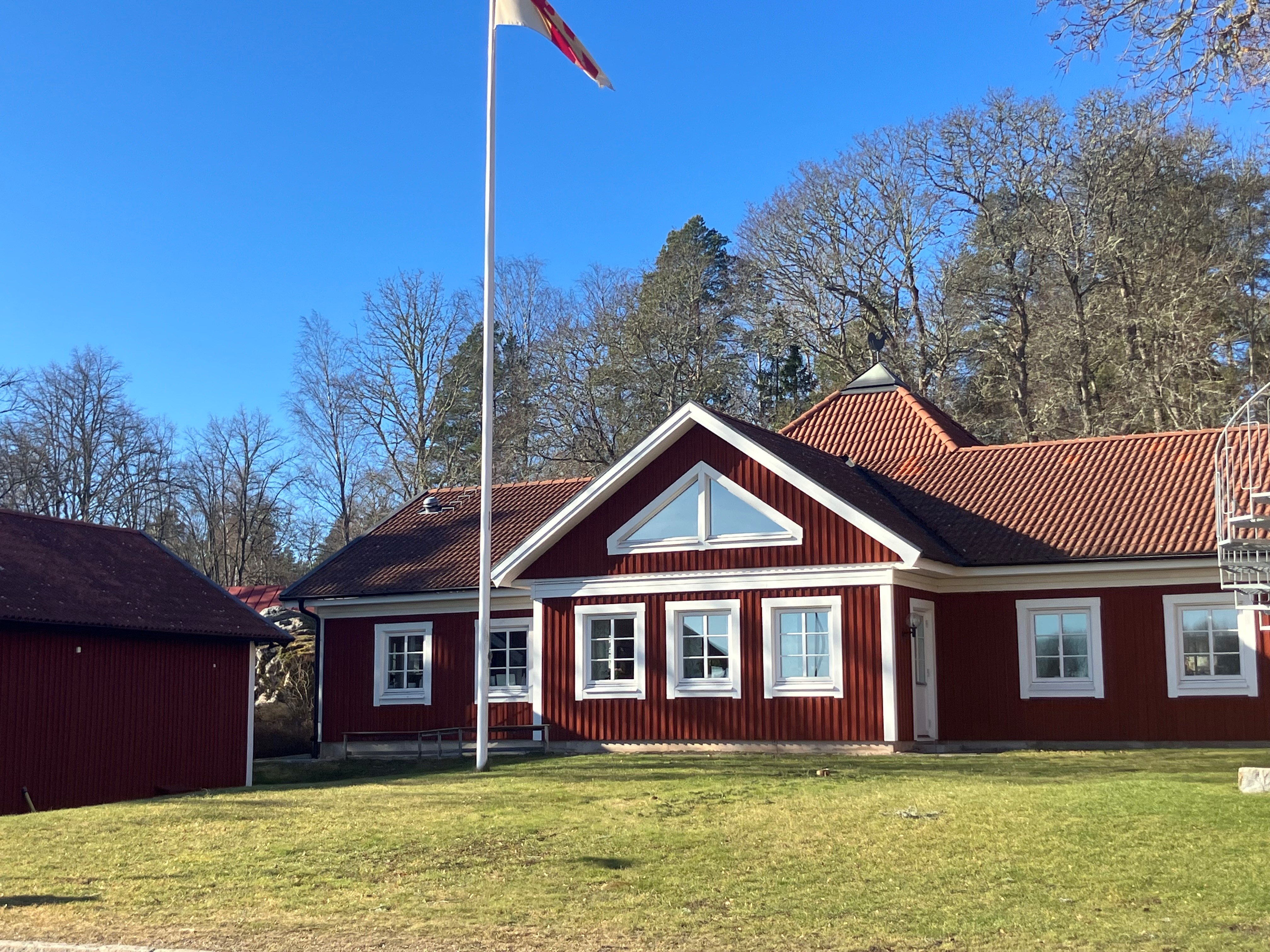 Rasbo församlingshem i solsken