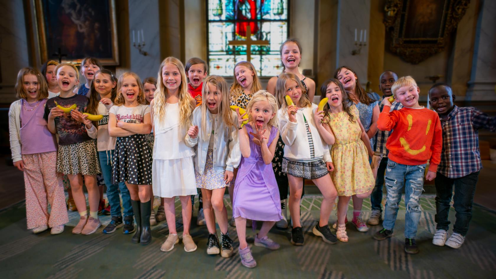 Barn från barnkören står i kyrkan