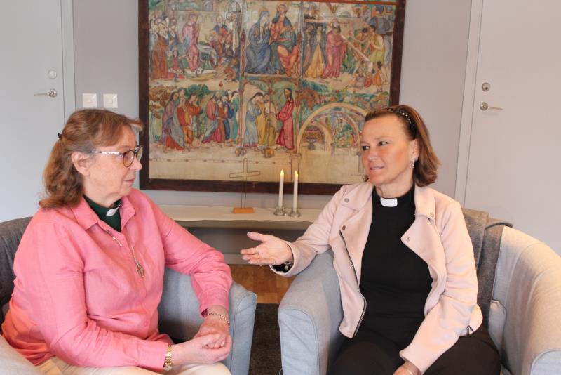 Christina Bursjö, diakon som nu gått i pension och Madeleine Sarenfält, kyrkoherde samtalar om begravning.