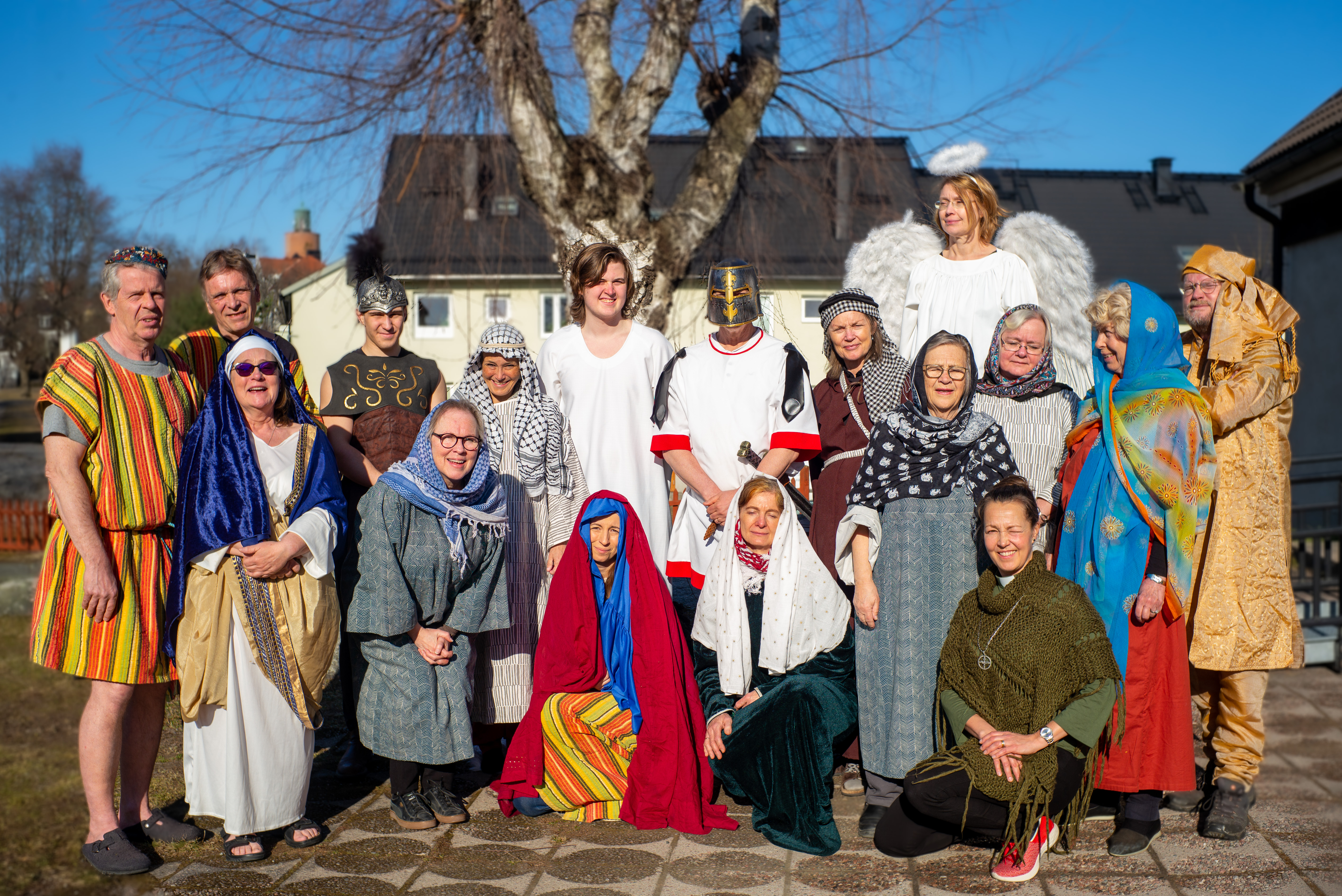 Personer utklädda till människor på Jesu tid står uppställda utomhus.