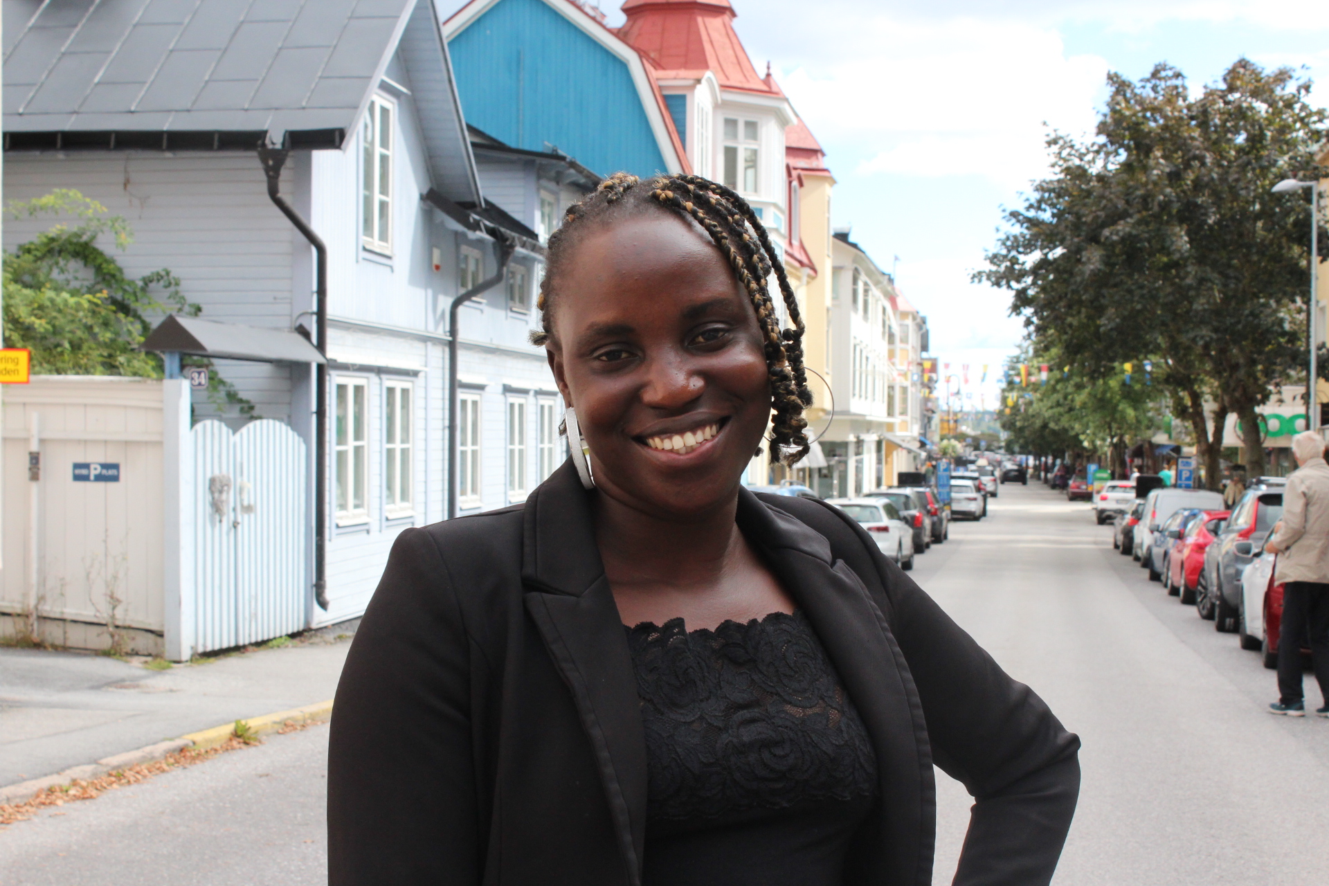 Kvinna står på gatan i Vaxholm.