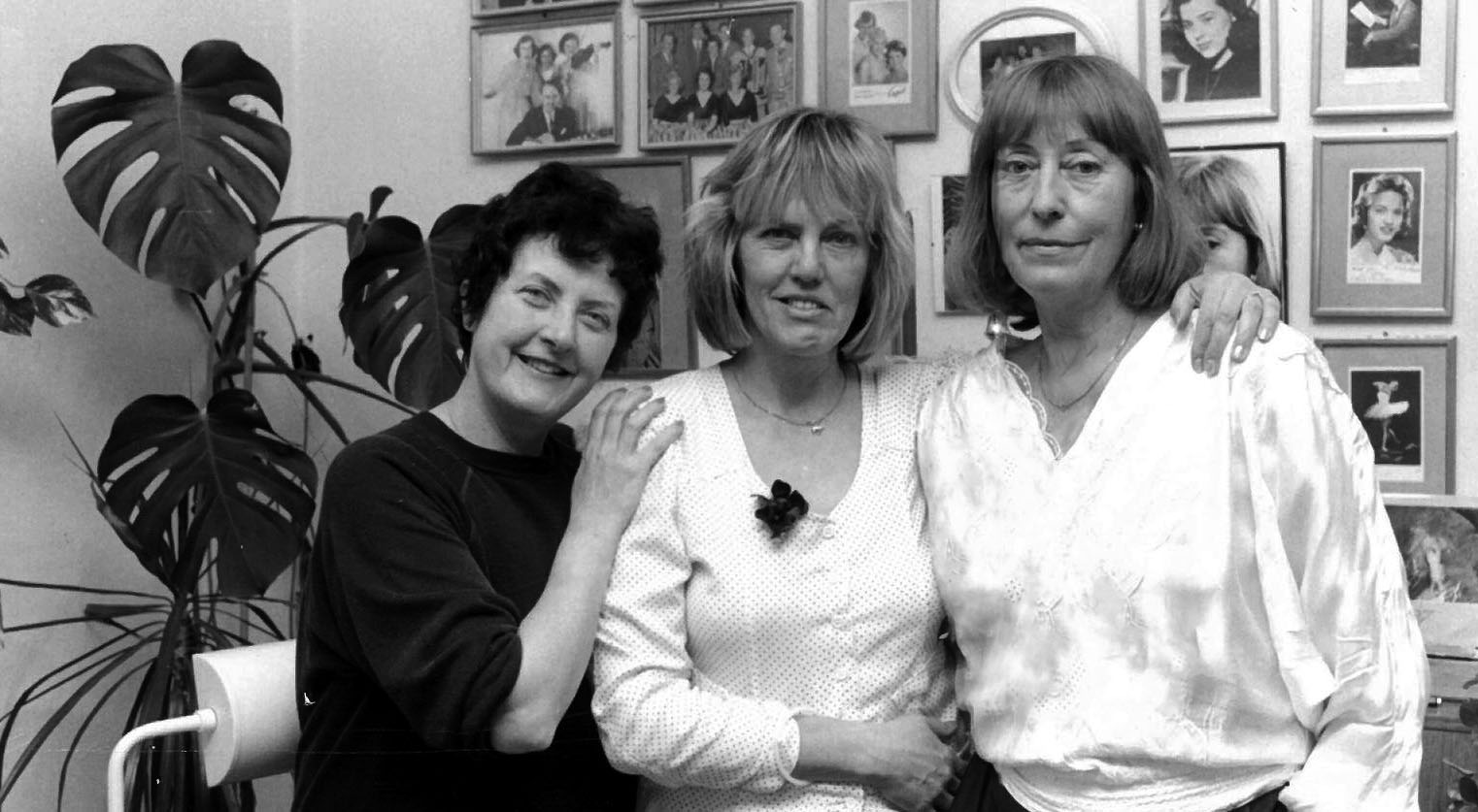 Bild på Systrarna Rosenblom som var en populär sångtrio under 50-talet. Svartvit bild från 1990-talet på Karin, Margaretha och Ulla.