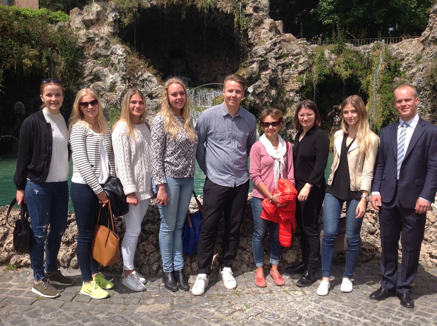 Ung i Rom i Vatikanens trädgårdar